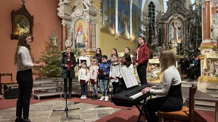 Cerkveni otroški zbor Zvonček ob spremljavi Žane Marije Kinkela